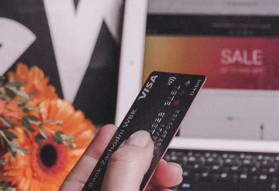 Person som bruker bankkort for å betale i nettbutikk