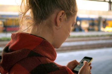 jente tjener penger på spørreundersøkelser på mobilen