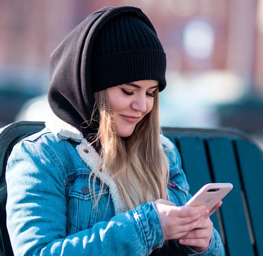 jente svarer på spørreundersøkelse på mobilen