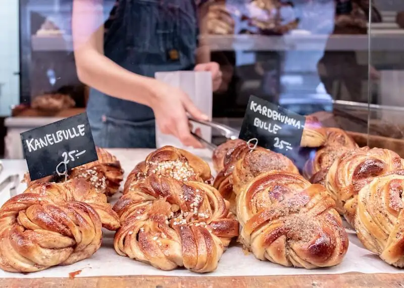 kanelboller i svensk bakeri