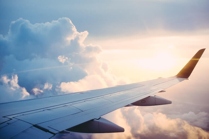 Utsikt ut av flyvinduet med vinge