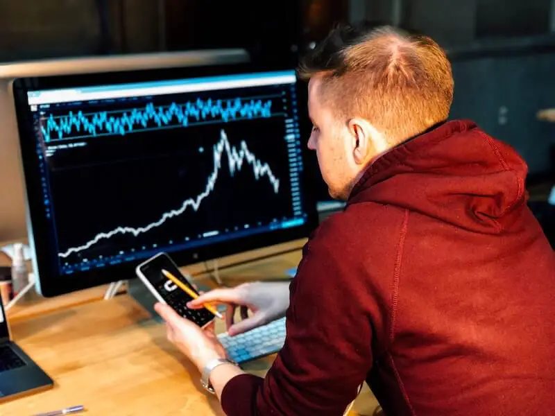Mann som trader aksjer