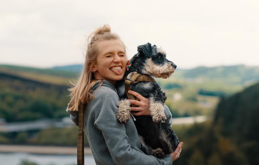 Jente som holder en hund