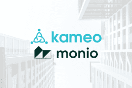 Kameo logo og Monio logo med bilde av bygninger i bakgrunnen