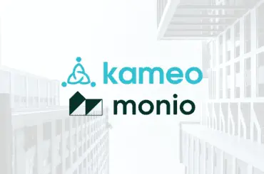 Kameo logo og Monio logo med bilde av bygninger i bakgrunnen
