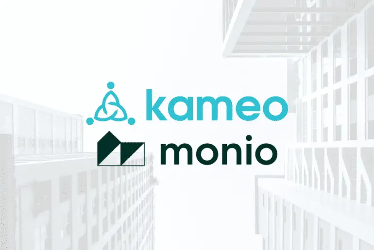 Kameo logo og Monio logo med bilde av bygninger i bakgrunnen