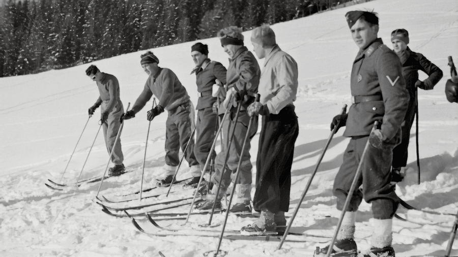Venner som står på ski i gamle dager