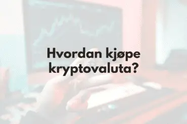 Hvordan kjøpe kryptovaluta - fremhevet bilde med tekst. Bilde i bakgrunn av datamaskin med kryptobørs og fysisk bitcoin i hånd