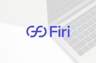 FIRI – Test og Erfaringer med Norges største kryptobørs Firi logo med bilde av mac i bakgrunnen