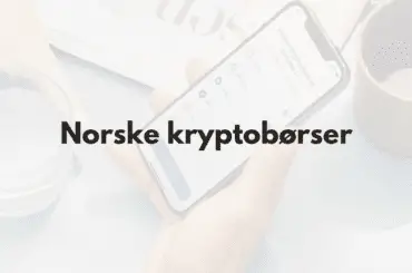 Beste Norske Kryptobørser – Topp 4 Godkjente Børser Bilde av person som bruker norsk kryptobørs på mobil og tekst "Norske kryptobørser"