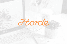 Horde – Dette må du vite om Økonomi appen: Test og erfaringer horde logo med bilde av Mac laptop på skrivebord i bakgrunnen