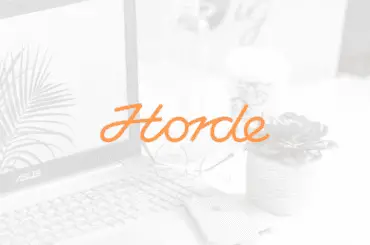 horde logo med bilde av Mac laptop på skrivebord i bakgrunnen