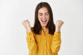 Konkurranser på nett – Delta gratis og vinn her! Ung dame som feirer at hun har vunnet konkurranse